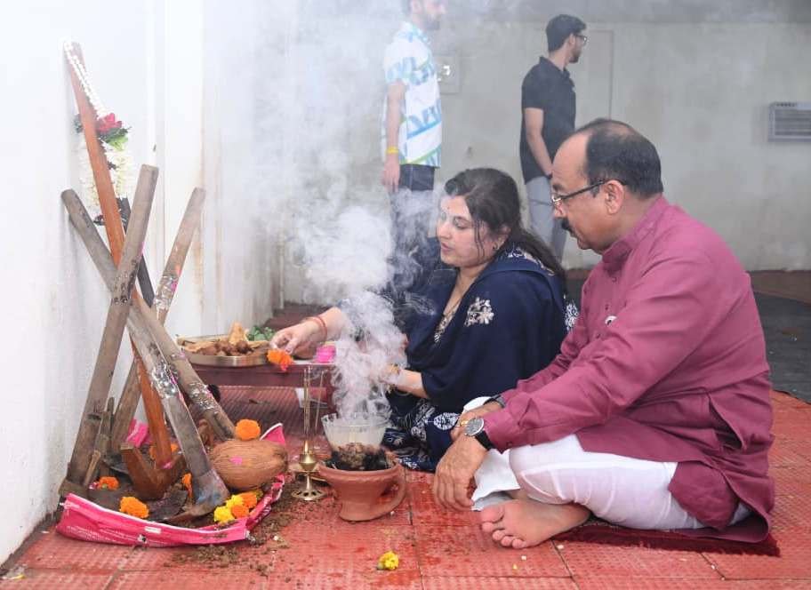 उप मुख्यमंत्री अरुण साव ने प्रदेशवासियों को दी हरेली की बधाई, गौमाता और कृषि औजारों की पूजा-अर्चना कर अच्छी फसल व खुशहाली का कामना की 3 1008880876 उप मुख्यमंत्री अरुण साव ने प्रदेशवासियों को दी हरेली की बधाई, गौमाता और कृषि औजारों की पूजा-अर्चना कर अच्छी फसल व खुशहाली का कामना की