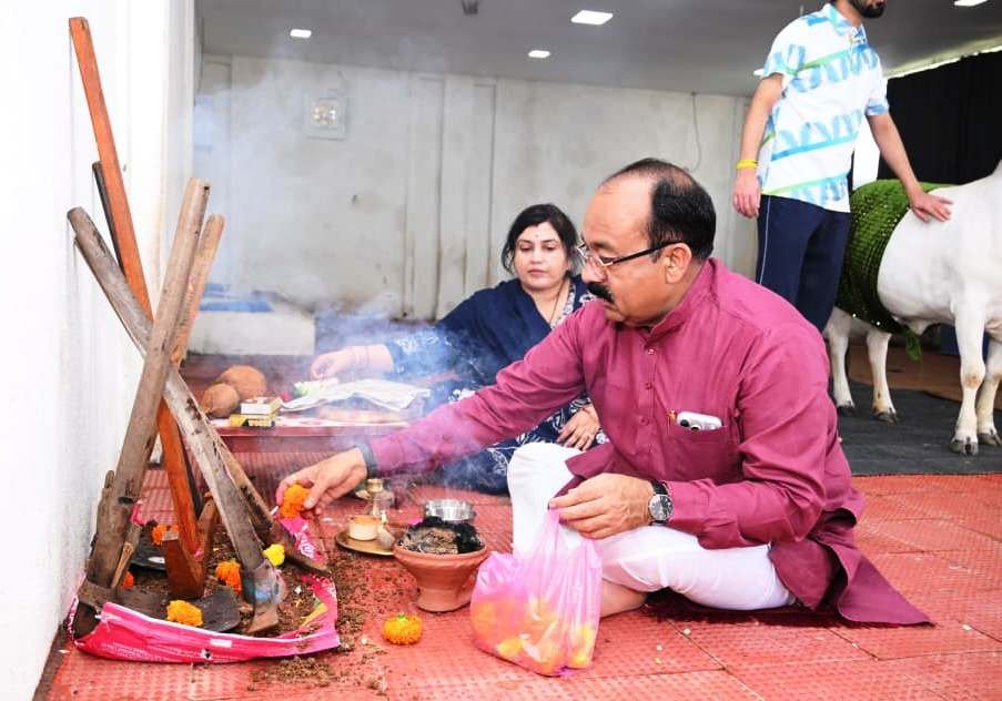उप मुख्यमंत्री अरुण साव ने प्रदेशवासियों को दी हरेली की बधाई, गौमाता और कृषि औजारों की पूजा-अर्चना कर अच्छी फसल व खुशहाली का कामना की 2 1008880877 उप मुख्यमंत्री अरुण साव ने प्रदेशवासियों को दी हरेली की बधाई, गौमाता और कृषि औजारों की पूजा-अर्चना कर अच्छी फसल व खुशहाली का कामना की