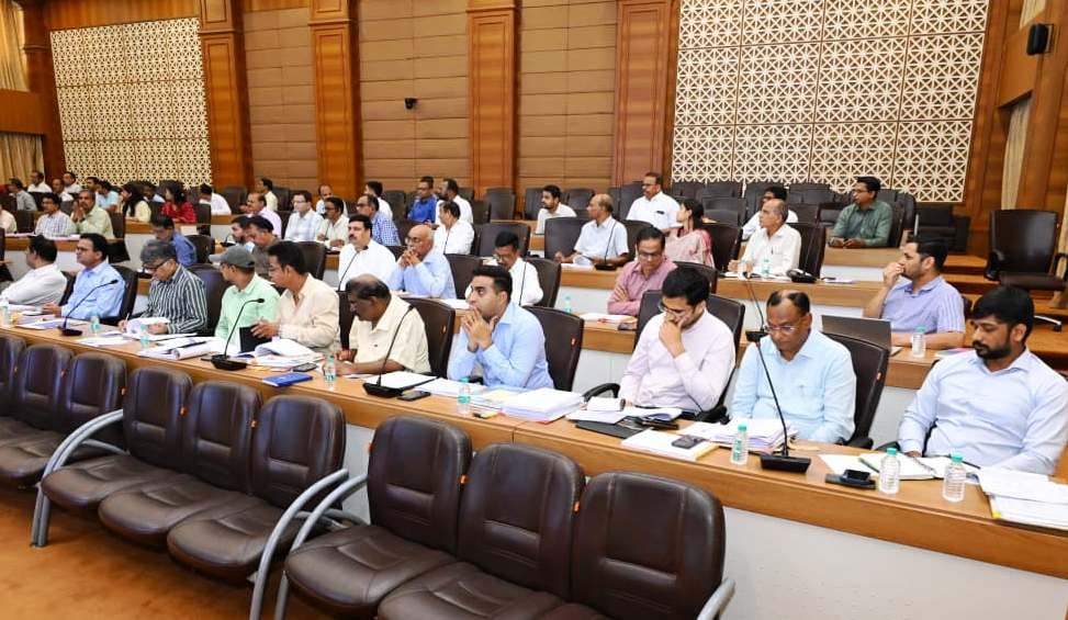 1008880997 लोक निर्माण विभाग के सचिव ने सड़क एवं भवन निर्माण कार्यों की प्रगति की समीक्षा की