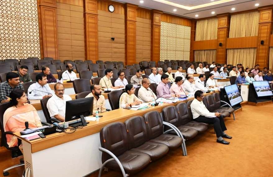 लोक निर्माण विभाग के सचिव ने सड़क एवं भवन निर्माण कार्यों की प्रगति की समीक्षा की 4 1008893222 लोक निर्माण विभाग के सचिव ने सड़क एवं भवन निर्माण कार्यों की प्रगति की समीक्षा की