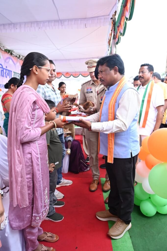 1008893828 तिरंगा यात्रा के दूसरे दिवस माँ दंतेश्वरी की पूजा-अर्चना कर उप मुख्यमंत्री एवं वन मंत्री ने किया यात्रा का शुभारंभ