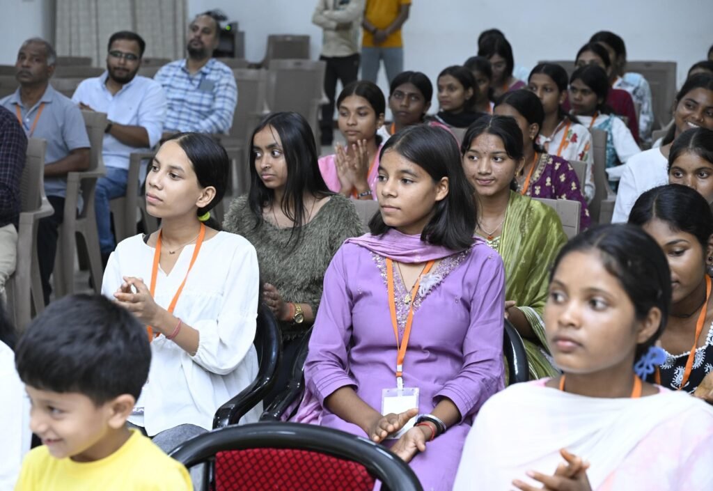 मुख्यमंत्री साय से सरगुजा के ग्रामीण अंचलों से शैक्षणिक भ्रमण पर आए मेधावी विद्यार्थियों ने की सौजन्य मुलाकात 2 1008897920 मुख्यमंत्री साय से सरगुजा के ग्रामीण अंचलों से शैक्षणिक भ्रमण पर आए मेधावी विद्यार्थियों ने की सौजन्य मुलाकात