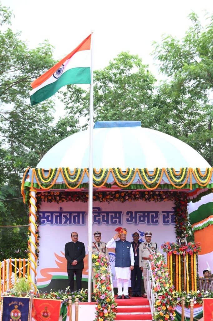 1008925302 स्वतंत्रता दिवस समारोह : मुख्यमंत्री साय ने पुलिस परेड ग्राउंड पर किया ध्वजारोहण, परेड की ली सलामी