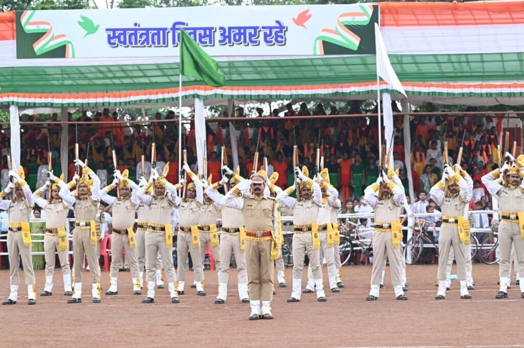 1008925304 स्वतंत्रता दिवस समारोह : मुख्यमंत्री साय ने पुलिस परेड ग्राउंड पर किया ध्वजारोहण, परेड की ली सलामी