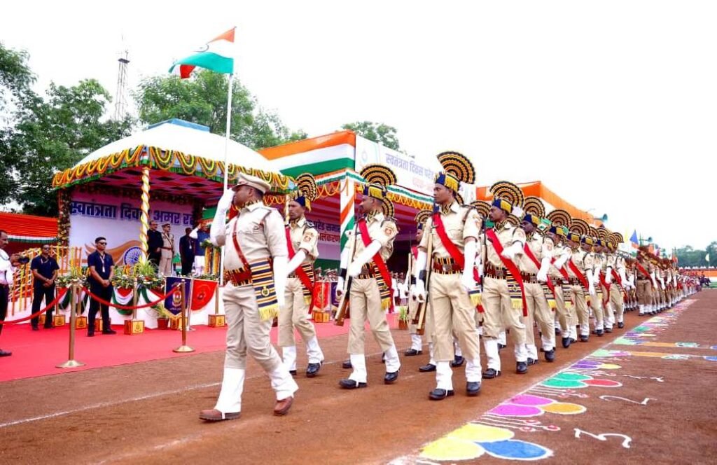 1008925378 घुड़सवारों के साहस, महिला बैग पाईपर बैंड की लय और श्वान दल के रोमांचक प्रदर्शन से सजा स्वतंत्रता दिवस समारोह