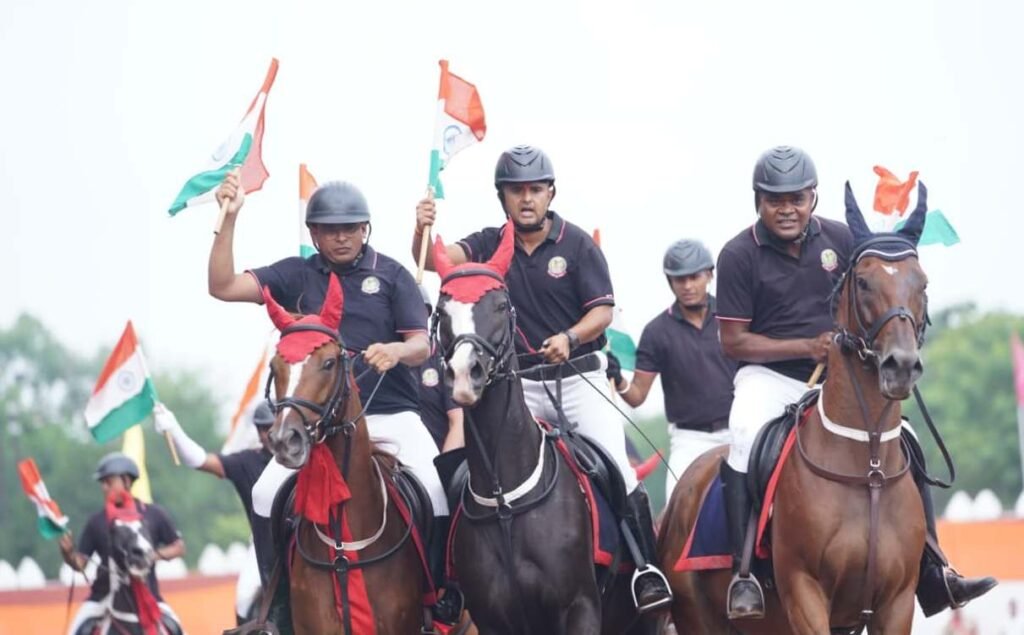 1008925385 घुड़सवारों के साहस, महिला बैग पाईपर बैंड की लय और श्वान दल के रोमांचक प्रदर्शन से सजा स्वतंत्रता दिवस समारोह