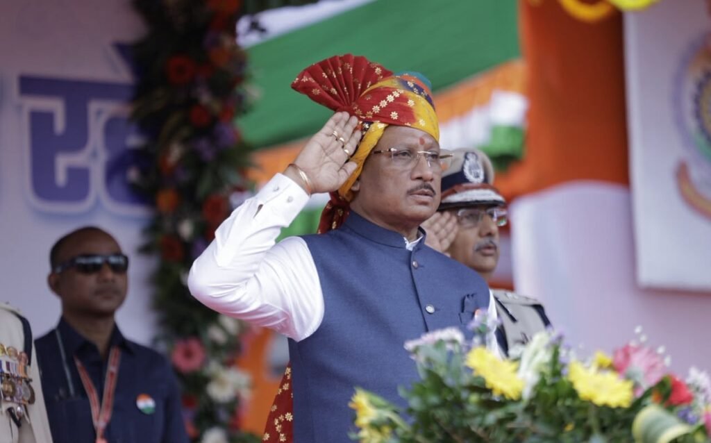 1008925388 घुड़सवारों के साहस, महिला बैग पाईपर बैंड की लय और श्वान दल के रोमांचक प्रदर्शन से सजा स्वतंत्रता दिवस समारोह