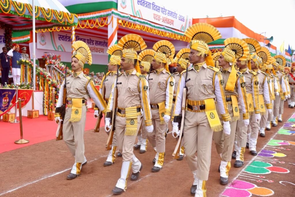 1008925389 घुड़सवारों के साहस, महिला बैग पाईपर बैंड की लय और श्वान दल के रोमांचक प्रदर्शन से सजा स्वतंत्रता दिवस समारोह