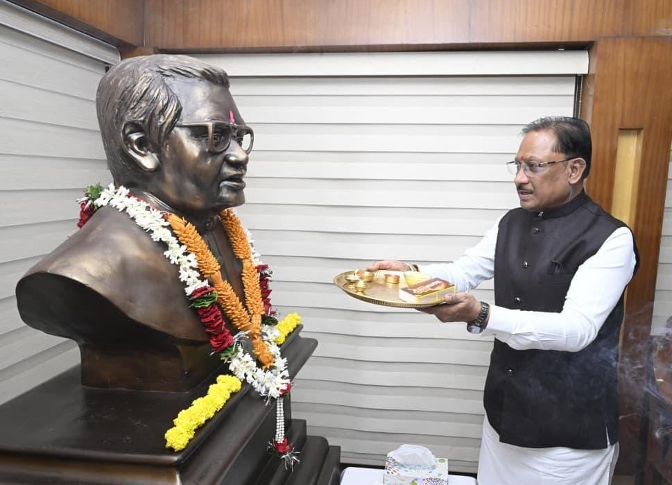 1008935516 अटल जी के संकल्प और दूरदर्शी नेतृत्व ने छत्तीसगढ़ को दी नई पहचान, सुशासन और अंत्योदय की राह पर आगे बढ़ रहा प्रदेश : मुख्यमंत्री साय