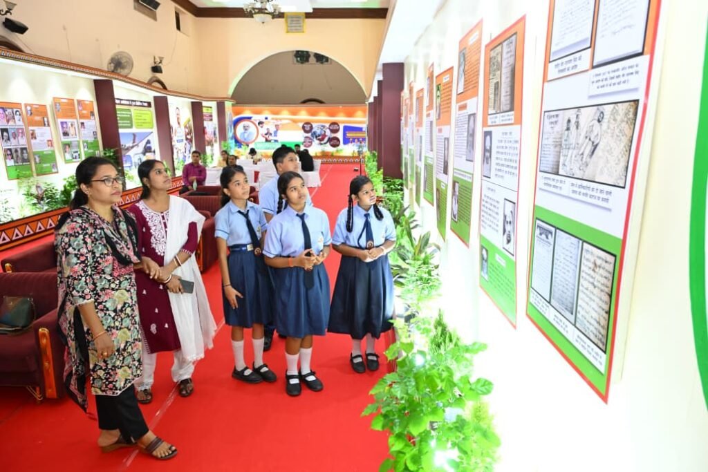 1008939896 विद्यार्थियों ने देखी स्वतंत्रता संग्राम सेनानियों और ‘वंदे मातरम्’ पर आधारित छायाचित्र प्रदर्शनी