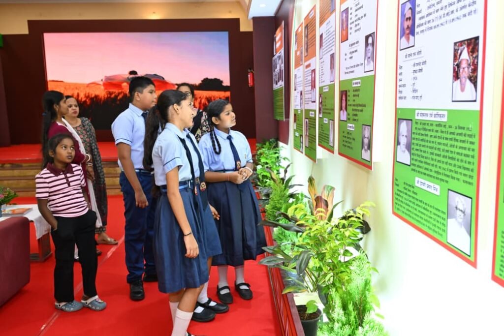 1008939897 विद्यार्थियों ने देखी स्वतंत्रता संग्राम सेनानियों और ‘वंदे मातरम्’ पर आधारित छायाचित्र प्रदर्शनी