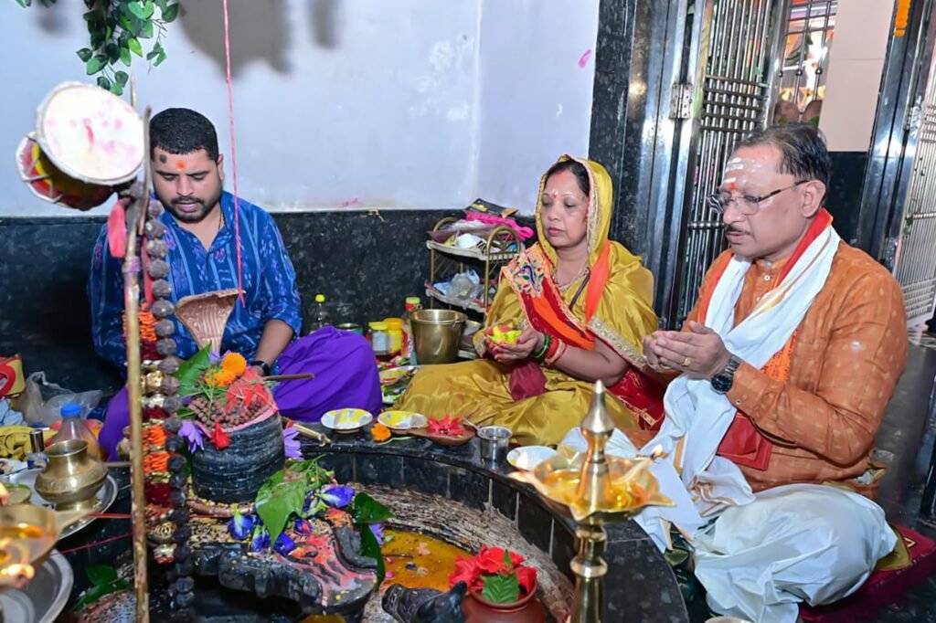 मुख्यमंत्री विष्णुदेव साय ने सावन सोमवार और नागपंचमी पर फलेश्वरनाथ महादेव की पूजा-अर्चना की 3 1008952717 मुख्यमंत्री विष्णुदेव साय ने सावन सोमवार और नागपंचमी पर फलेश्वरनाथ महादेव की पूजा-अर्चना की