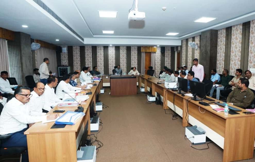 1008965094 बस्तर में कनेक्टीविटी बढ़ाने विशेष जोर, सड़कों और पुल-पुलियों के काम दिसम्बर तक पूर्ण करने के निर्देश