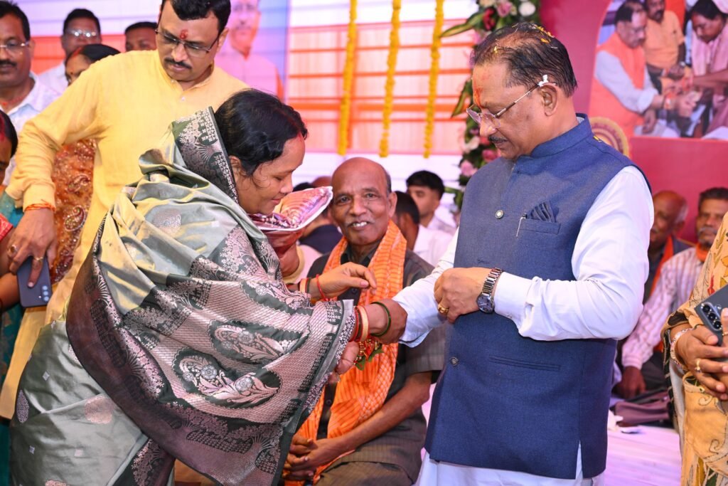 बहनों का सम्मान, सशक्तिकरण और खुशहाली से बनेगा विकसित छत्तीसगढ़ - मुख्यमंत्री विष्णु देव साय 3 1009079693 बहनों का सम्मान, सशक्तिकरण और खुशहाली से बनेगा विकसित छत्तीसगढ़ - मुख्यमंत्री विष्णु देव साय