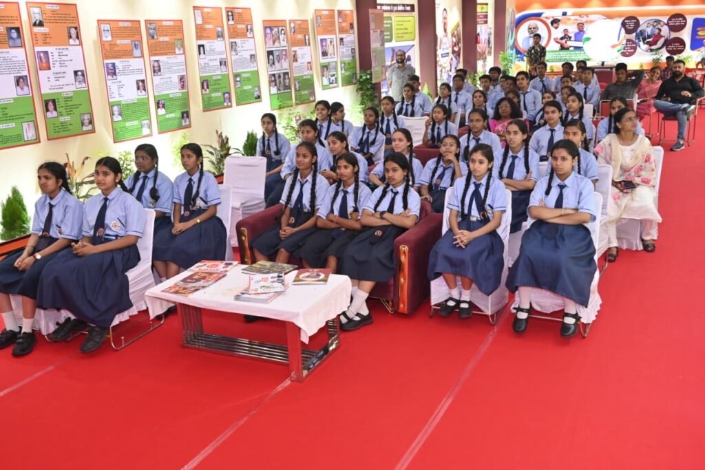 189386d3 dc6e 455a 9337 f15f69e94819 टाउन हॉल की छायाचित्र प्रदर्शनी का हुआ समापन, इतिहास से विकास तक की यात्रा ने किया प्रभावित