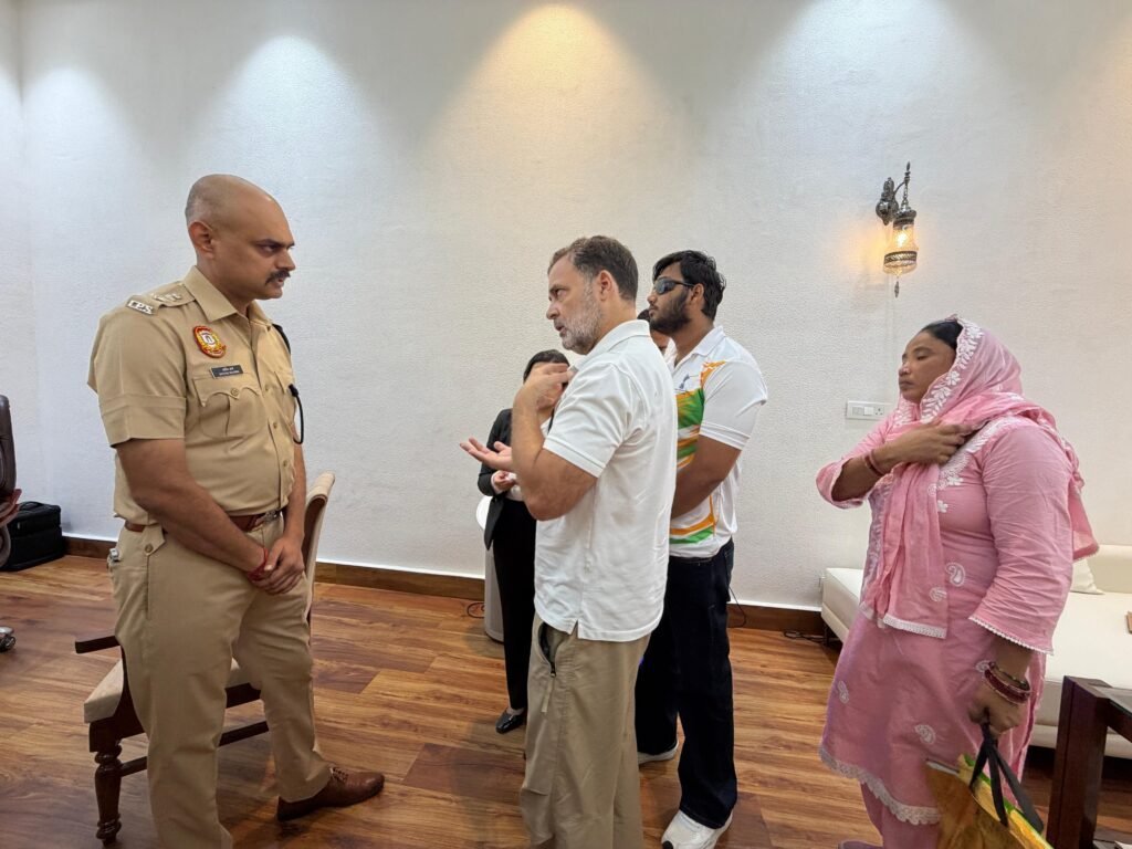 2BE5CBAC 698E 4779 8096 AA61CE06DC06 1 Breaking News: जंतर-मंतर मामले में राहुल गांधी का धरना, घायल छात्र के साथ पहुंचे DCP ऑफिस