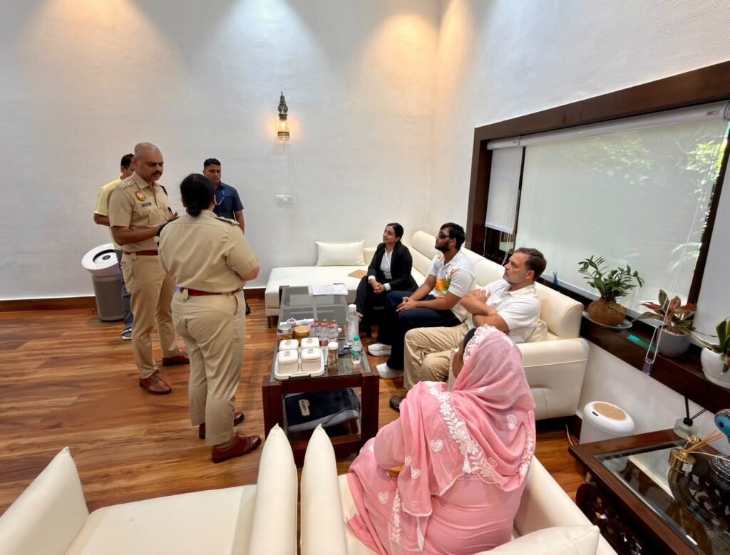431B0CA3 1517 42B3 919B C5C590CB1CE5 Breaking News: जंतर-मंतर मामले में राहुल गांधी का धरना, घायल छात्र के साथ पहुंचे DCP ऑफिस