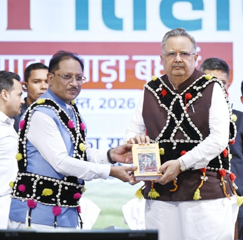 4ca78664 6ca1 4153 a51f 481bdcc715d2 1 पारंपरिक वेशभूषा में पिंक ऑटो से कार्यक्रम स्थल पहुंचे मुख्यमंत्री विष्णुदेव साय और विधानसभा अध्यक्ष डॉ. रमन सिंह