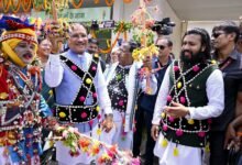 पारंपरिक वेशभूषा में पिंक ऑटो से कार्यक्रम स्थल पहुंचे मुख्यमंत्री विष्णुदेव साय और विधानसभा अध्यक्ष डॉ. रमन सिंह 111 714c5304 9fc6 450c abb3 2c7ac08a8528 पारंपरिक वेशभूषा में पिंक ऑटो से कार्यक्रम स्थल पहुंचे मुख्यमंत्री विष्णुदेव साय और विधानसभा अध्यक्ष डॉ. रमन सिंह