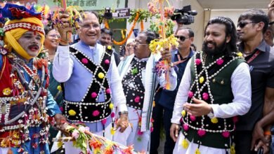 पारंपरिक वेशभूषा में पिंक ऑटो से कार्यक्रम स्थल पहुंचे मुख्यमंत्री विष्णुदेव साय और विधानसभा अध्यक्ष डॉ. रमन सिंह 3 714c5304 9fc6 450c abb3 2c7ac08a8528 पारंपरिक वेशभूषा में पिंक ऑटो से कार्यक्रम स्थल पहुंचे मुख्यमंत्री विष्णुदेव साय और विधानसभा अध्यक्ष डॉ. रमन सिंह