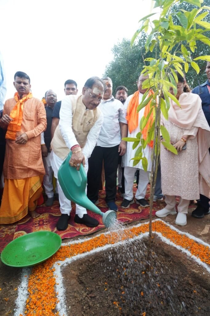 89d0f63c 2a50 4576 acec bbb25b76cb90 मुख्यमंत्री विष्णुदेव साय ने बाबा कर्मेश्वर का किया रुद्राभिषेक, प्रदेशवासियों की सुख-समृद्धि और खुशहाली की कामना की