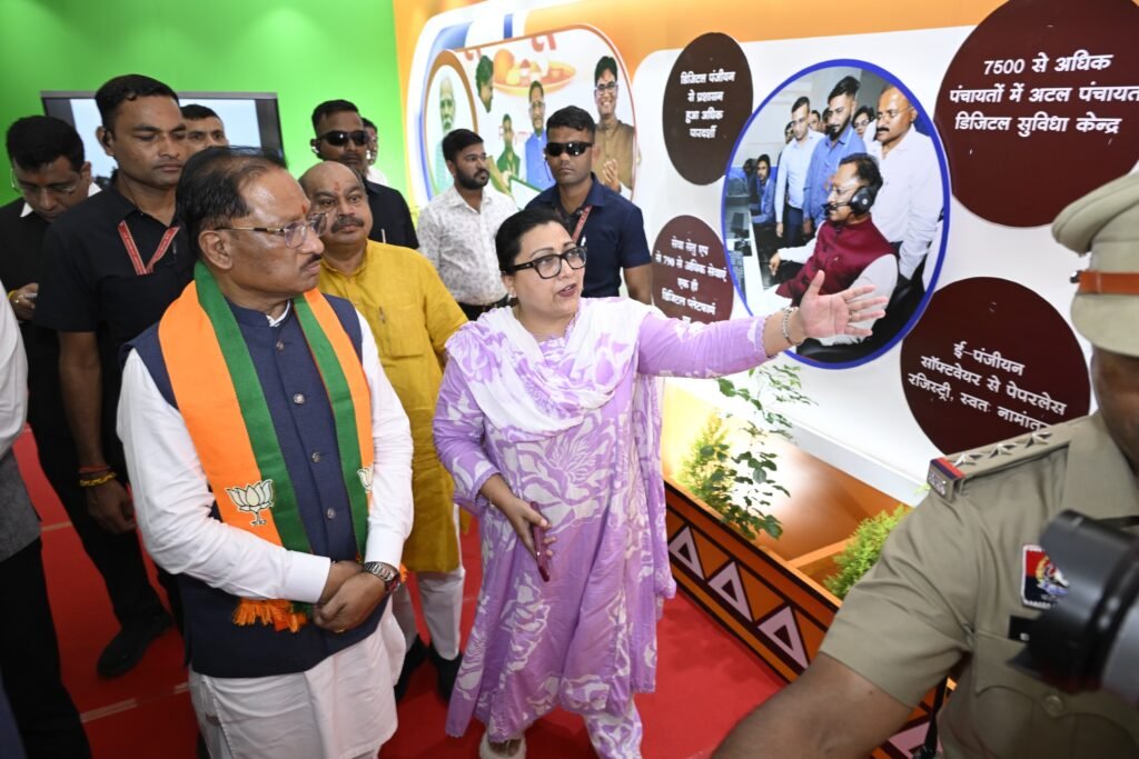 मुख्यमंत्री विष्णुदेव साय ने स्वतंत्रता दिवस पर सात दिवसीय छायाचित्र प्रदर्शनी का किया शुभारंभ 3 8baa0c12 6b3f 4690 9df4 595997253f84 मुख्यमंत्री विष्णुदेव साय ने स्वतंत्रता दिवस पर सात दिवसीय छायाचित्र प्रदर्शनी का किया शुभारंभ