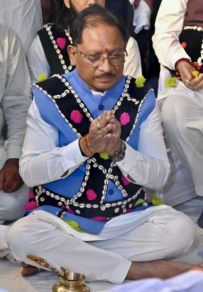 92a87528 d0ee 4b36 82ef f4ef4007ce0d पारंपरिक वेशभूषा में पिंक ऑटो से कार्यक्रम स्थल पहुंचे मुख्यमंत्री विष्णुदेव साय और विधानसभा अध्यक्ष डॉ. रमन सिंह