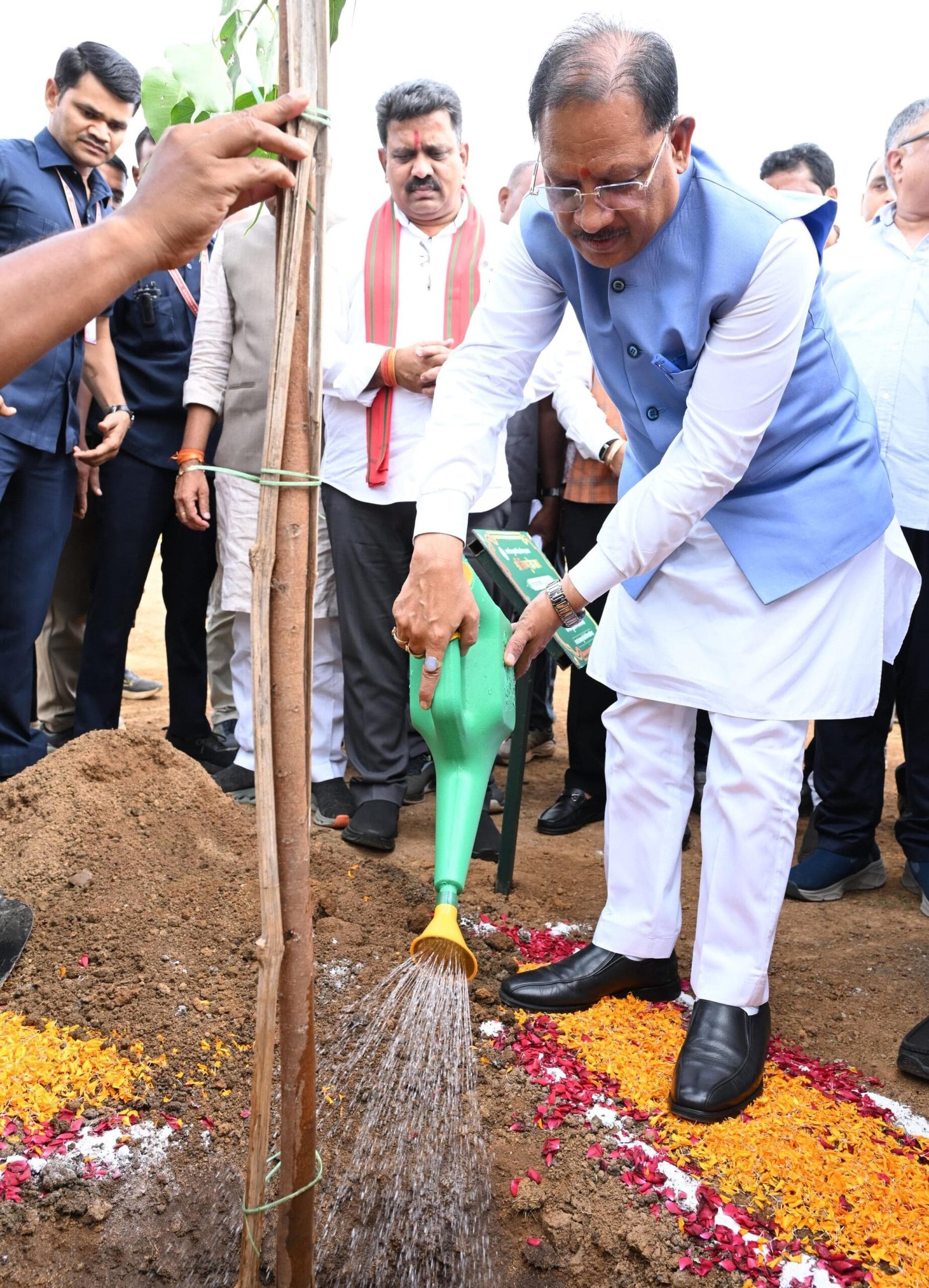 IMG 20260805 WA0844 scaled मुख्यमंत्री विष्णुदेव साय ने अपनी माँ के नाम पर लगाया पीपल का पौधा, वन महोत्सव-2026 का हुआ शुभारंभ