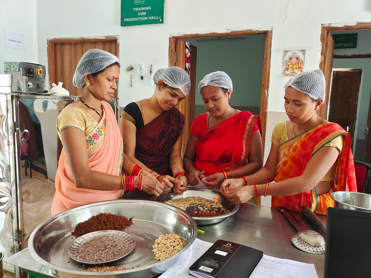 सफलता की कहानी :महुआ ने बदली महिलाओं की जिंदगी,वन धन योजना से मिली आत्मनिर्भरता की नई पहचान 1 IMG 20260806 WA0398 सफलता की कहानी :महुआ ने बदली महिलाओं की जिंदगी,वन धन योजना से मिली आत्मनिर्भरता की नई पहचान