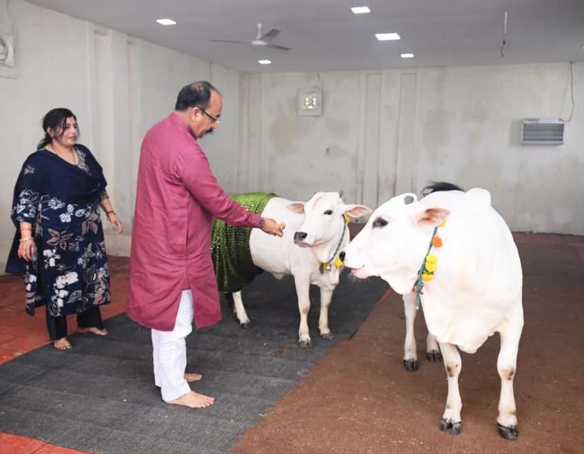 उप मुख्यमंत्री अरुण साव ने प्रदेशवासियों को दी हरेली की बधाई, गौमाता और कृषि औजारों की पूजा-अर्चना कर अच्छी फसल व खुशहाली का कामना की 1 IMG 20260812 WA0644 उप मुख्यमंत्री अरुण साव ने प्रदेशवासियों को दी हरेली की बधाई, गौमाता और कृषि औजारों की पूजा-अर्चना कर अच्छी फसल व खुशहाली का कामना की