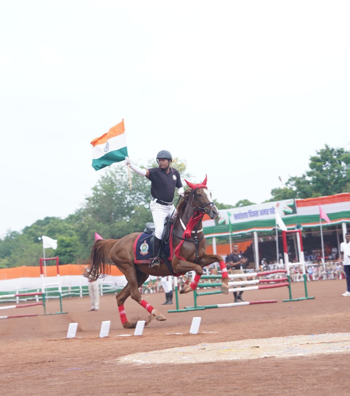 IMG 20260815 WA0895 घुड़सवारों के साहस, महिला बैग पाईपर बैंड की लय और श्वान दल के रोमांचक प्रदर्शन से सजा स्वतंत्रता दिवस समारोह