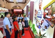 IMG 20260816 WA0562 विद्यार्थियों ने देखी स्वतंत्रता संग्राम सेनानियों और ‘वंदे मातरम्’ पर आधारित छायाचित्र प्रदर्शनी