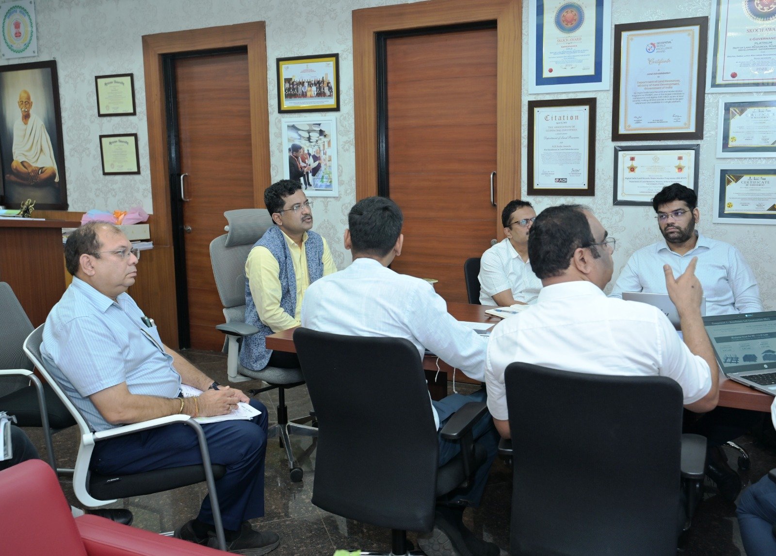 IMG 20260824 WA0773 नगरीय प्रशासन विभाग के प्रमुख सचिव सोनमणि बोरा ने ई-बस योजना, पीएम आवास और वेस्ट-टू-एनर्जी परियोजना की समीक्षा की