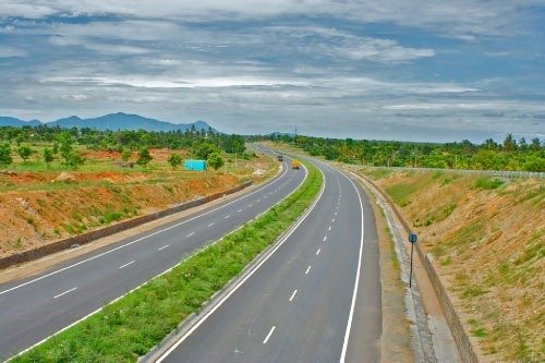 IMG 1597 नेशनल हाईवे-45 पर छतौना के पास मरम्मत कार्य जारी, मार्ग पर आवाजाही पूरी तरह चालू