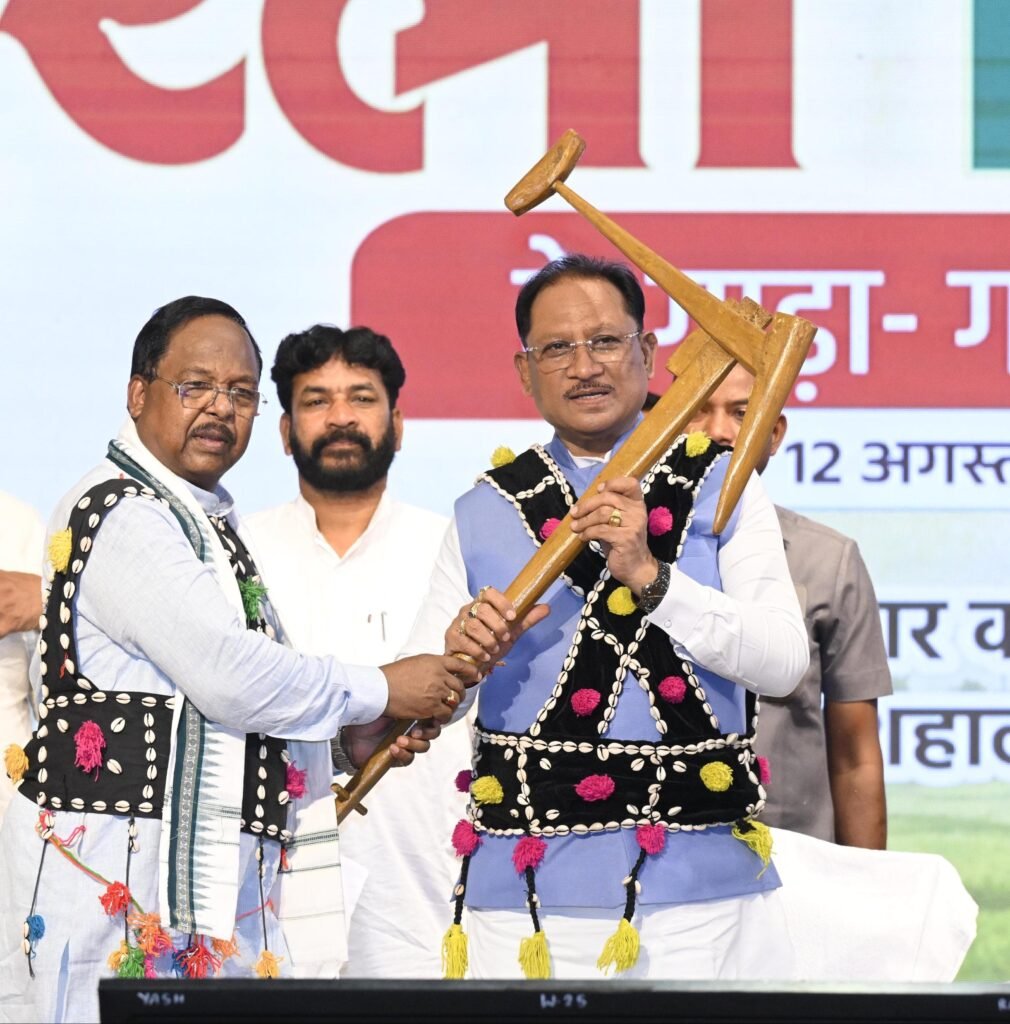 a4f690d2 4940 4b5b 8ff0 70493d6fac05 पारंपरिक वेशभूषा में पिंक ऑटो से कार्यक्रम स्थल पहुंचे मुख्यमंत्री विष्णुदेव साय और विधानसभा अध्यक्ष डॉ. रमन सिंह