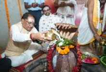 bfdf77e6 4baa 4cff b94a e2b124df59fd मुख्यमंत्री विष्णुदेव साय ने बाबा कर्मेश्वर का किया रुद्राभिषेक, प्रदेशवासियों की सुख-समृद्धि और खुशहाली की कामना की