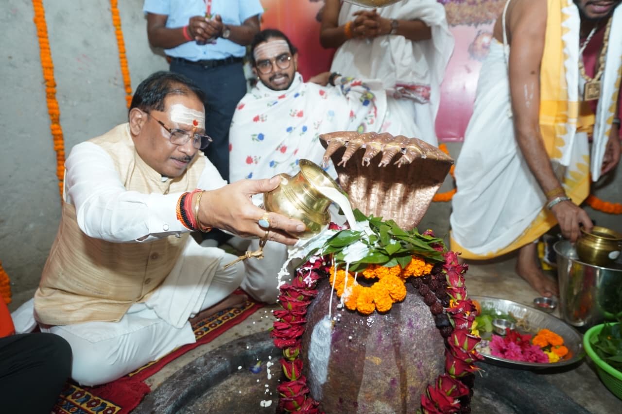 bfdf77e6 4baa 4cff b94a e2b124df59fd मुख्यमंत्री विष्णुदेव साय ने बाबा कर्मेश्वर का किया रुद्राभिषेक, प्रदेशवासियों की सुख-समृद्धि और खुशहाली की कामना की