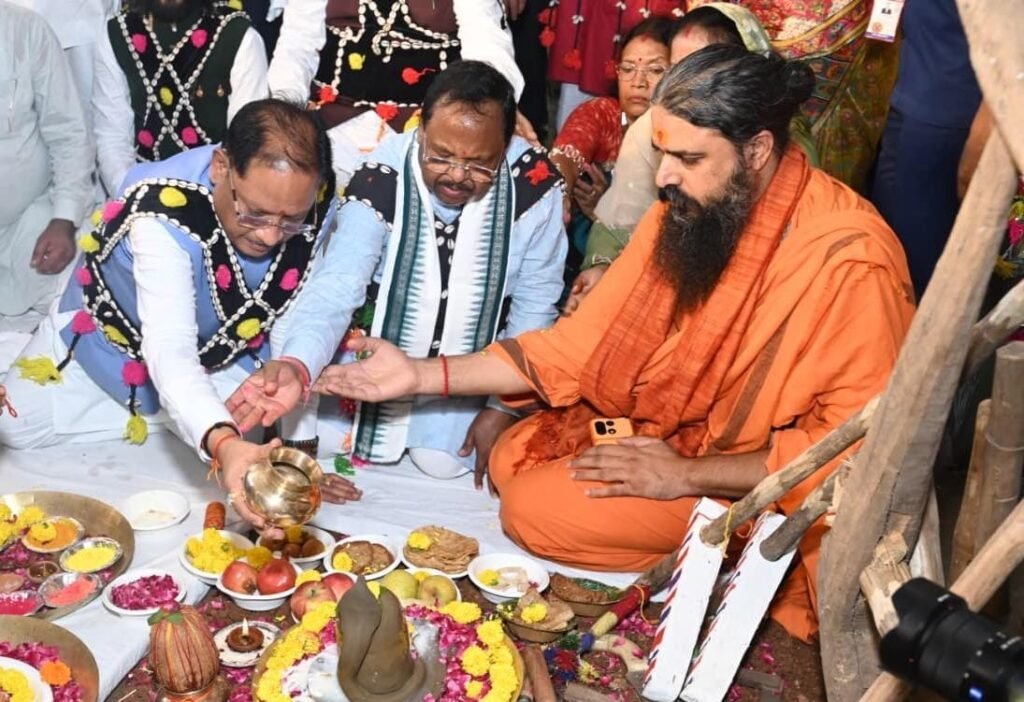e876568c 3108 4fba 9221 8ff96c367f17 पारंपरिक वेशभूषा में पिंक ऑटो से कार्यक्रम स्थल पहुंचे मुख्यमंत्री विष्णुदेव साय और विधानसभा अध्यक्ष डॉ. रमन सिंह