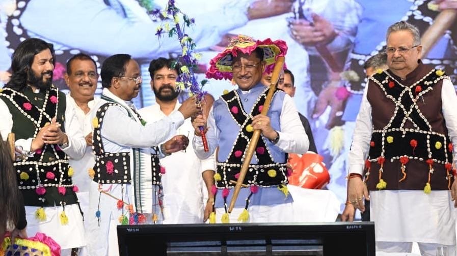 eda423d8 9174 41b0 ba66 30198cb5b0e6 पारंपरिक वेशभूषा में पिंक ऑटो से कार्यक्रम स्थल पहुंचे मुख्यमंत्री विष्णुदेव साय और विधानसभा अध्यक्ष डॉ. रमन सिंह