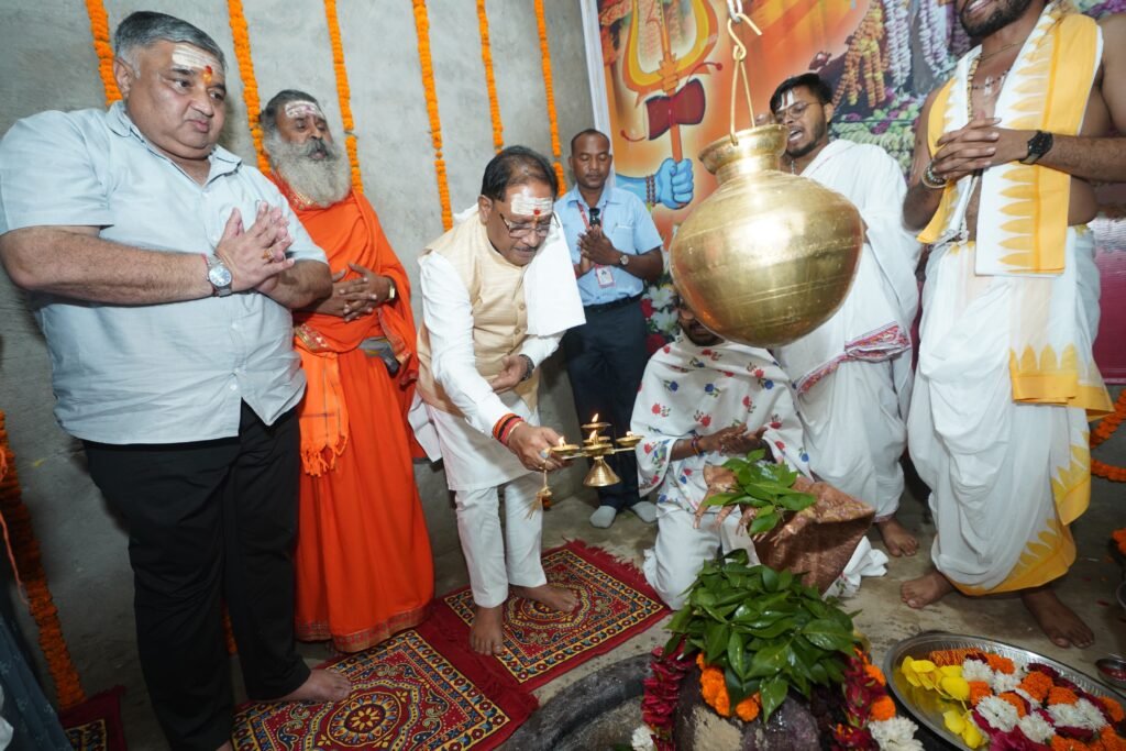 fad83ee2 07d1 4422 b779 58ea3fd2afcf 1 मुख्यमंत्री विष्णुदेव साय ने बाबा कर्मेश्वर का किया रुद्राभिषेक, प्रदेशवासियों की सुख-समृद्धि और खुशहाली की कामना की