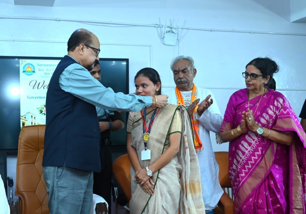 1009135948 वर्तमान पर फोकस करें, निरंतर सीखते रहें और समाज के लिए योगदान दें-राज्यपाल डेका
