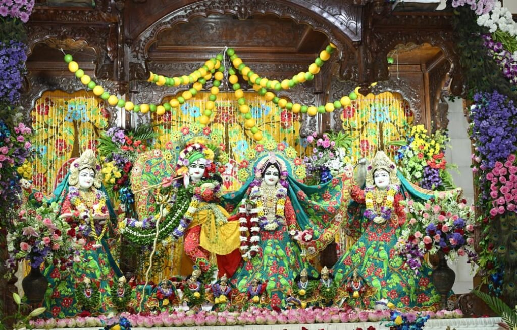 1009176940 Janmastami :श्रीकृष्ण जन्माष्टमी महा-महोत्सव में शामिल हुए मुख्यमंत्री, भक्तों के साथ किया हरे कृष्ण महामंत्र का घोष