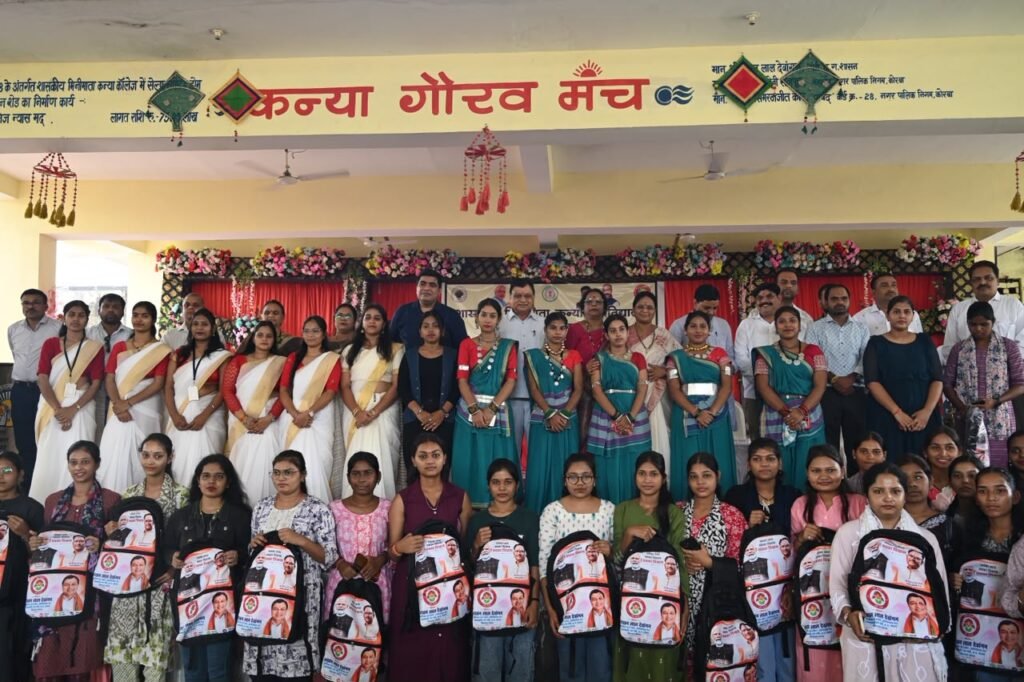 1009215022 एजुकेशन किट वितरण- उद्योग मंत्री लखन लाल देवांगन ने 1500 छात्राओं को दी सौगात, कॉलेजों में विशाल डोम निर्माण की घोषणा