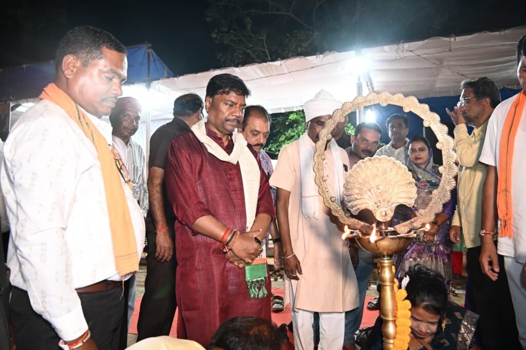 1009328005 आशीर्वाद के दीयों से जगमगाया नारायणपुर, जिले में जले 1 लाख 28 हजार 633 दीप