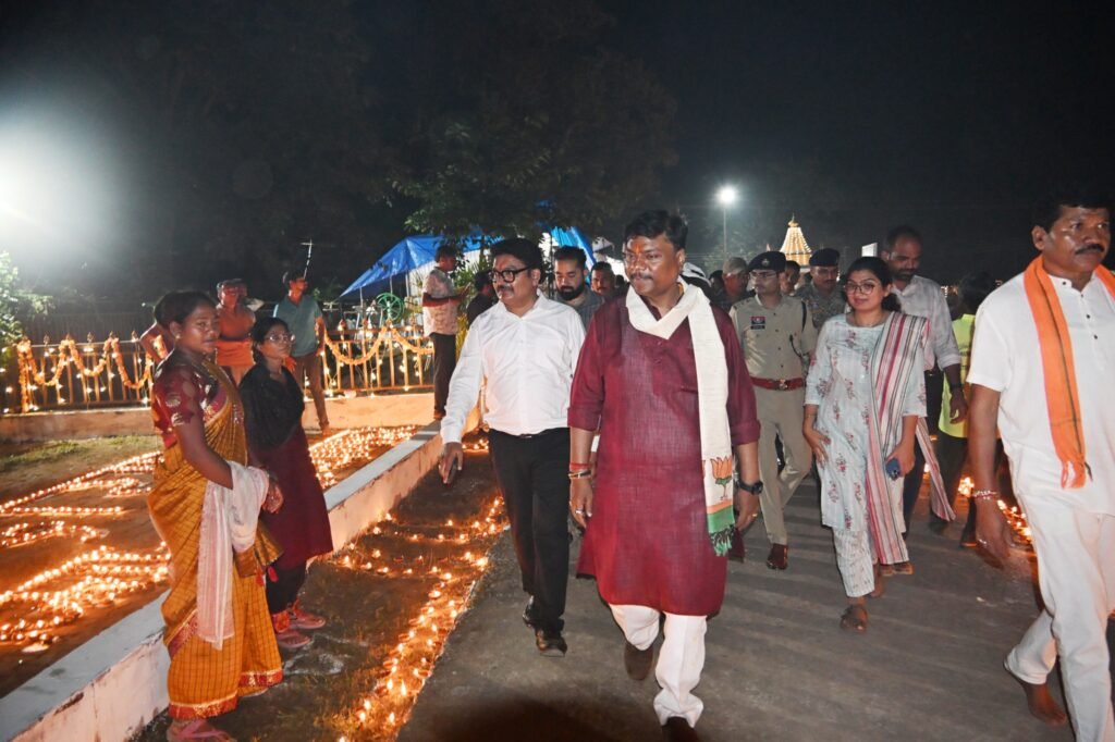 1009328007 आशीर्वाद के दीयों से जगमगाया नारायणपुर, जिले में जले 1 लाख 28 हजार 633 दीप
