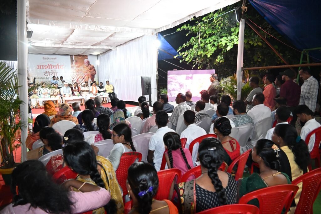 1009328012 आशीर्वाद के दीयों से जगमगाया नारायणपुर, जिले में जले 1 लाख 28 हजार 633 दीप