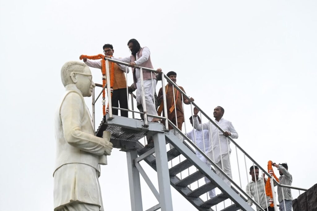 पंडित दीनदयाल उपाध्याय की जयंती पर वित्त मंत्री ओ.पी. चौधरी ने किया श्रद्धापूर्वक नमन 2 1009414606 पंडित दीनदयाल उपाध्याय की जयंती पर वित्त मंत्री ओ.पी. चौधरी ने किया श्रद्धापूर्वक नमन