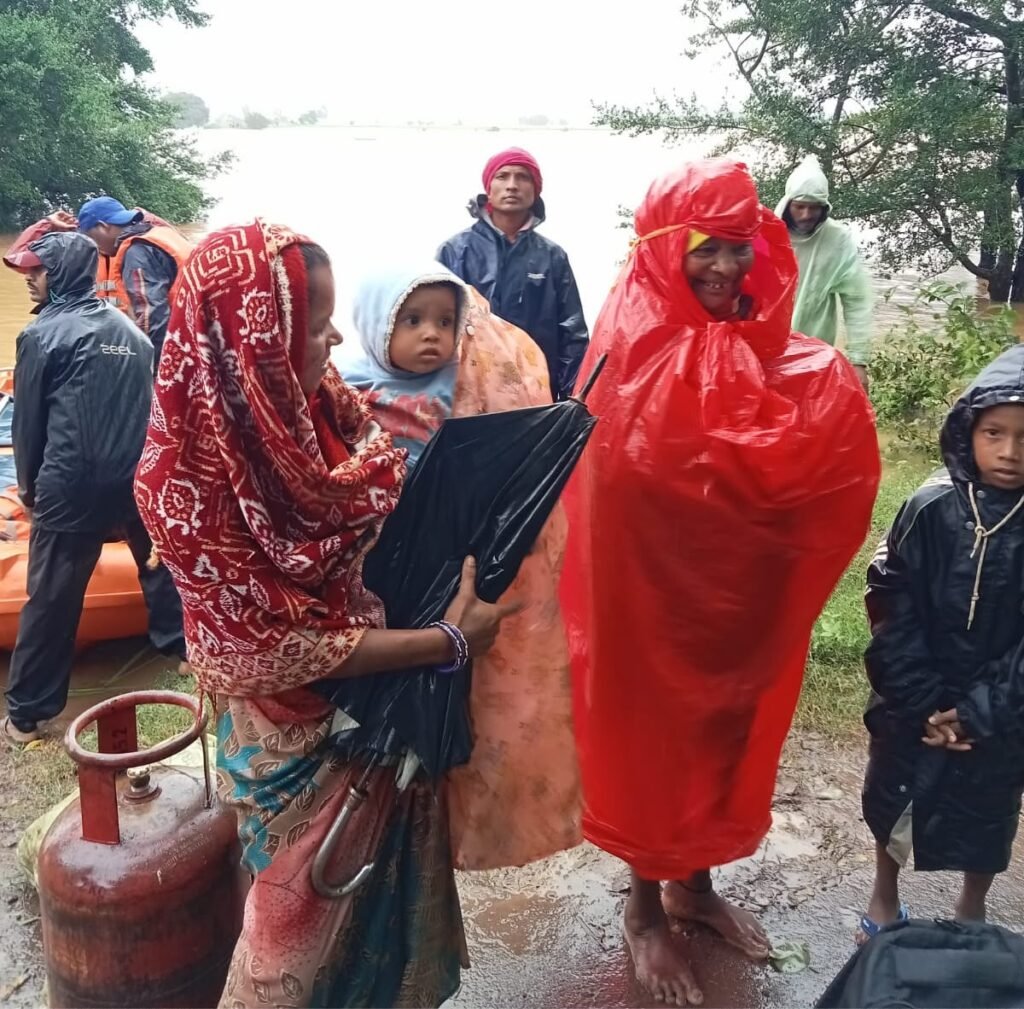 1009416668 बस्तर में चक्रवाती तूफान ‘अर्नब’ का असर, मूसलाधार बारिश से बाढ़ की स्थिति, प्रशासन ने संभाला मोर्चा