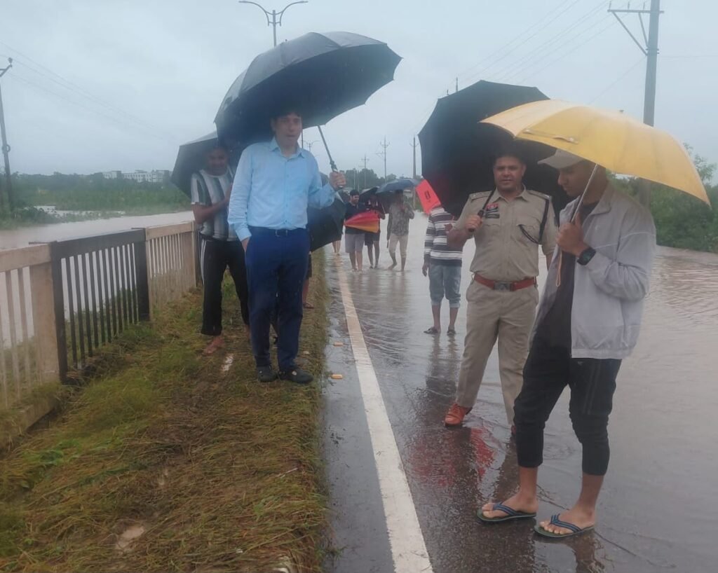 1009416671 बस्तर में चक्रवाती तूफान ‘अर्नब’ का असर, मूसलाधार बारिश से बाढ़ की स्थिति, प्रशासन ने संभाला मोर्चा