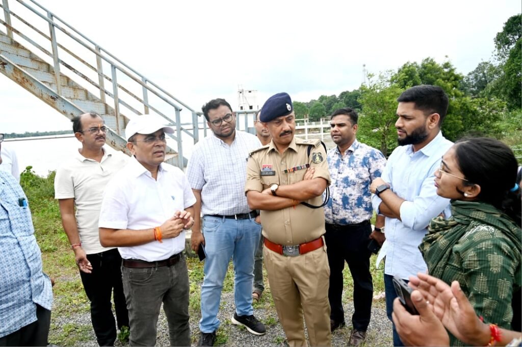 1009430627 गंगरेल बांध के सभी 14 गेट खुले, महानदी के तटीय क्षेत्रों में प्रशासन अलर्ट मोड पर